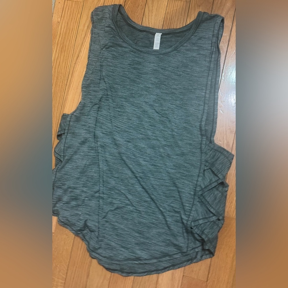 Lululemon tank - Picture 1 of 3